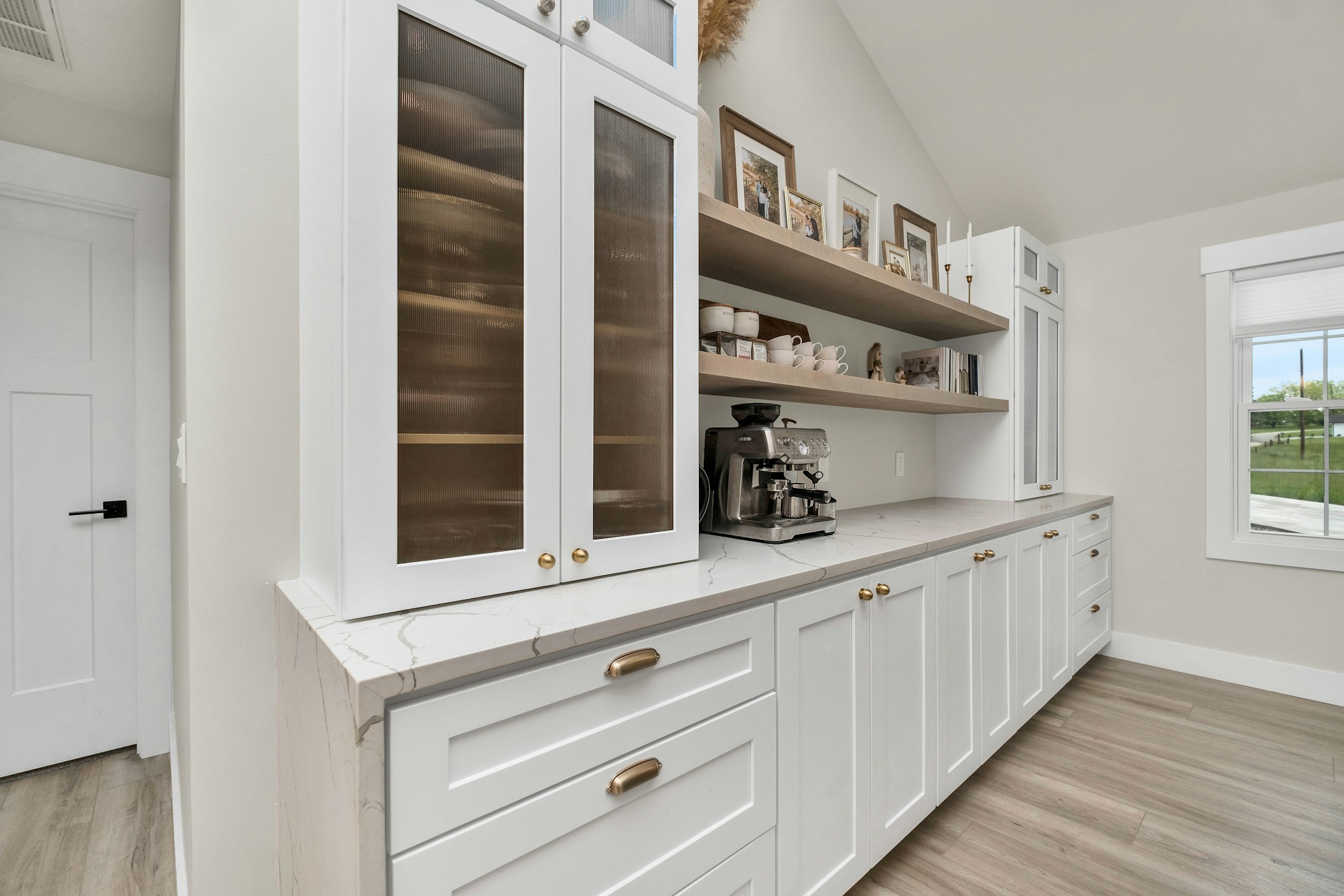 Bright kitchen with coordinated floors and surfaces